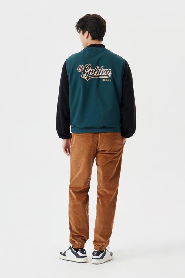 부드러운 코듀로이 소재로 제작되어 따뜻하고 편안한 착용감을 선사하는 코듀로이 밴딩 조거 팬츠입니다. 브라운 컬러의 무지 디자인으로 어떤 상의에도 잘 어울리며, 캐주얼, 스포티, 클래식 등 다양한 스타일을 연출할 수 있습니다. 허리와 밑단에 밴딩 처리를 하여 활동성을 높였으며, 카고 스타일의 디자인으로 포인트를 더했습니다. 가을, 겨울 시즌 골프룩은 물론 일상에서도 스타일리시하게 활용할 수 있는 릴랙스핏 조거 팬츠입니다.
