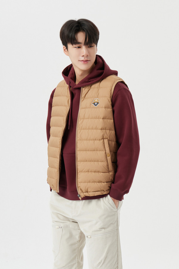 가볍고 따뜻한 남성용 '라이트웨이트 다운 베스트'입니다. 부드러운 촉감의 나일론과 폴리에스테르 혼방 소재로 제작되어 가을, 겨울철 보온성을 책임집니다. 베이지 색상의 무지 디자인으로, 스포티, 캐주얼, 미니멀 등 다양한 스타일 연출이 가능합니다. 골프룩은 물론, 일상에서도 편안하게 착용할 수 있는 활용도 높은 아이템입니다. 집업 스타일, 레귤러 핏, 민소매 디자인으로 활동성을 높였습니다.
