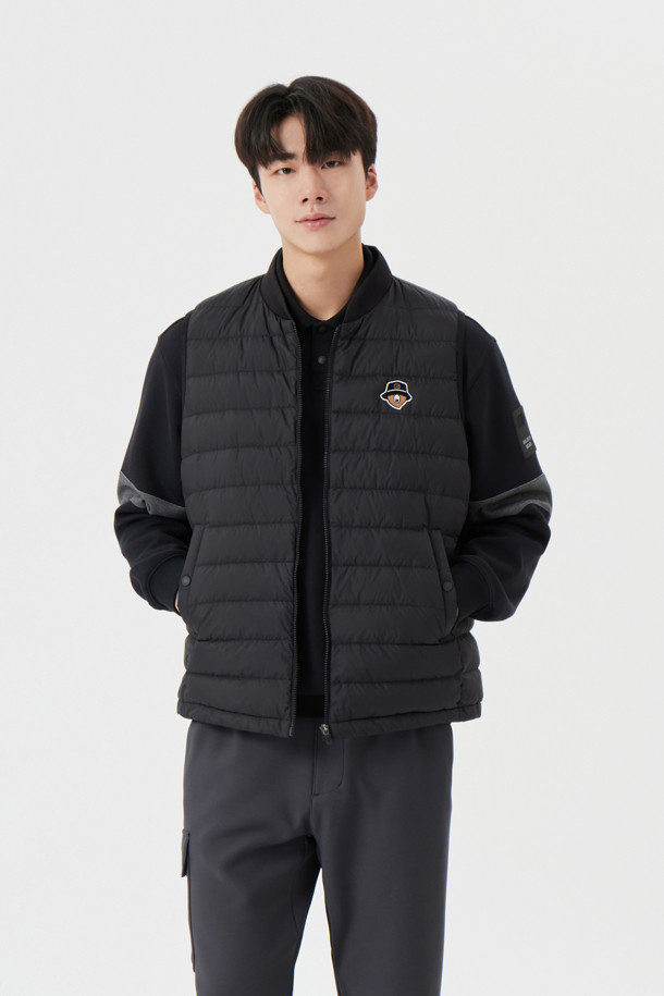남성용 경량 다운 베스트입니다. 가을, 겨울 시즌에 골프, 일상 등 다양한 TPO에 활용하기 좋은 스포티하고 캐주얼한 스타일의 아이템입니다. 부드러운 촉감의 나일론과 폴리에스테르 혼방 소재로 제작되어 가볍고 따뜻하며, 뛰어난 보온성을 제공합니다. 무지 디자인에 레귤러핏으로 제작되었으며, 집업 방식으로 간편하게 착용할 수 있습니다. 
