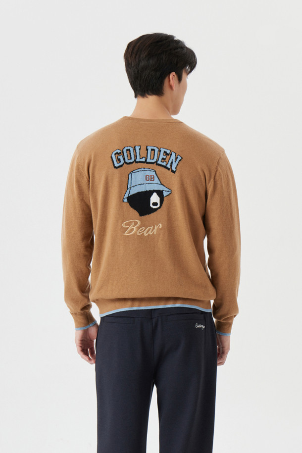 남성 골프 및 일상용 방풍 안감 풀오버 니트입니다. 베이지 및 브라운 컬러의 부드러운 울 소재 니트 풀오버로, 가을과 겨울에 따뜻하게 착용할 수 있습니다. 넉넉한 레귤러핏에 라운드넥 디자인으로 캐주얼하고 스포티한 스타일을 연출합니다. 긴 소매 기장과 두꺼운 두께, 기모 안감으로 보온성을 높였으며, 무지 패턴으로 깔끔함을 더했습니다. 골프웨어뿐만 아니라 데일리룩으로도 활용하기 좋은 실용적인 니트 풀오버입니다.
