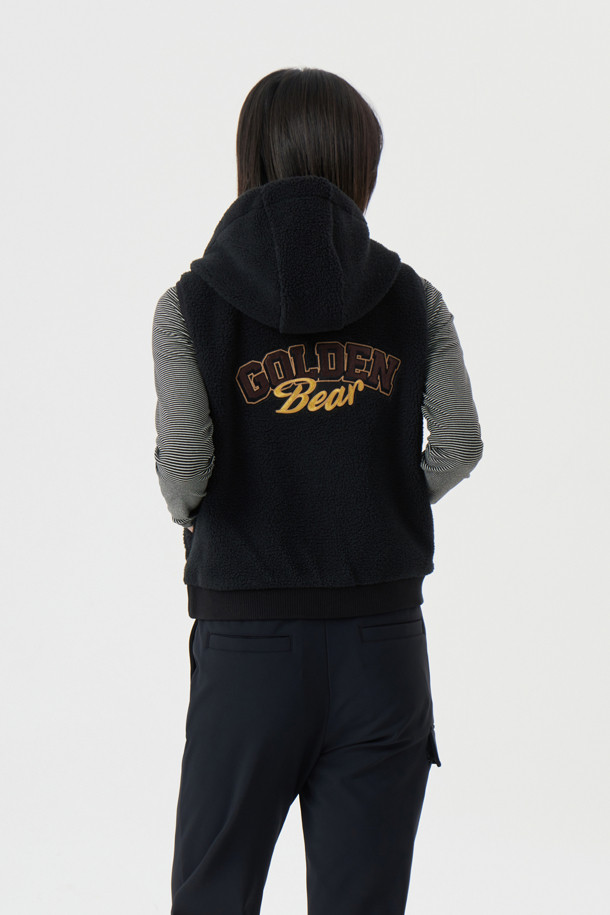 (W) 백 그래픽 플리스 베스트는 여성 골퍼 및 캐주얼 스타일을 선호하는 분들을 위한 아이템입니다. 부드러운 플리스 소재로 제작되어 가을, 겨울 시즌에 따뜻하고 편안한 착용감을 제공합니다. 블랙 컬러에 등판 로고 그래픽 디자인으로 스포티한 무드를 더했습니다. 레귤러 핏의 집업 스타일이며, 민소매 디자인으로 활동성을 높였습니다. 두꺼운 두께감으로 보온성을 강조하여 골프룩 또는 일상복으로 활용하기 좋습니다.
