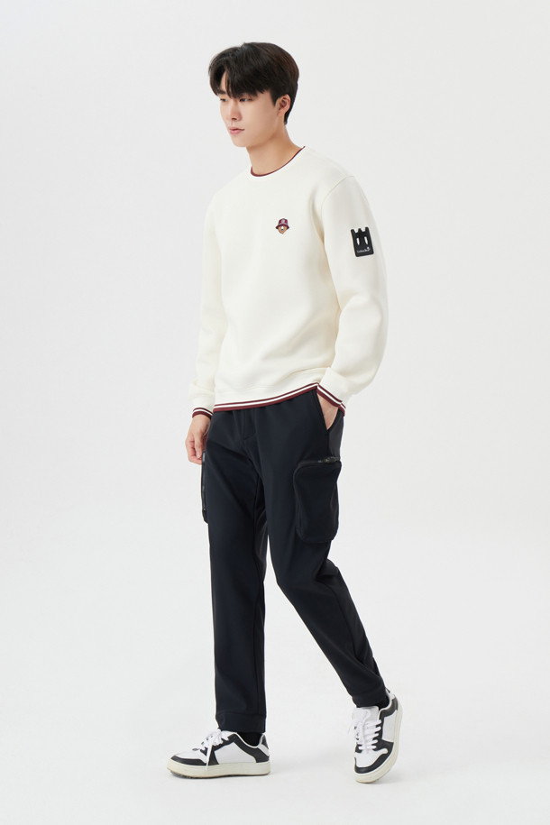 블랙 Back Brushed 조거 팬츠는 가을, 겨울철에 따뜻하고 편안하게 착용할 수 있는 남성용 긴바지입니다. 부드러운 기모 안감과 브러쉬드 가공으로 뛰어난 촉감을 제공하며, 릴랙스핏으로 편안한 착용감을 선사합니다. 조거핏 디자인으로 스포티하고 캐주얼한 스타일을 연출하며, 골프룩이나 캠핑룩 등 다양한 TPO에 활용하기 좋습니다. 무지 디자인에 두꺼운 두께감으로 보온성을 높였으며, 밴딩 처리로 활동성을 더했습니다.
