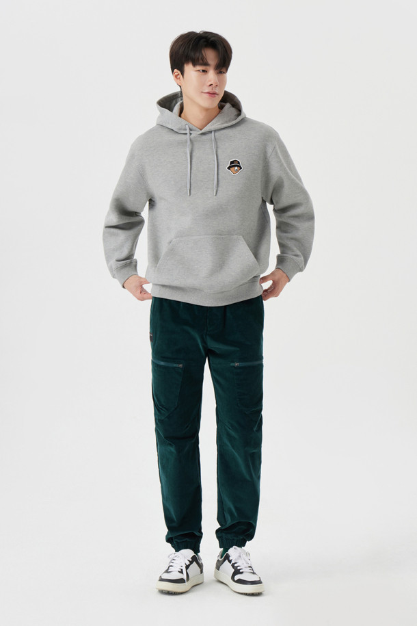 블랙 컬러의 코듀로이 밴딩 조거 팬츠입니다. 가을, 겨울 시즌에 적합하며, 캐주얼, 스포티, 미니멀 스타일을 모두 아우르는 디자인입니다. 두꺼운 두께감의 코듀로이 소재로 제작되어 부드러운 촉감을 선사하며, 릴랙스 핏으로 편안한 착용감을 제공합니다. 밑단 시보리 디테일이 있으며, 골프룩과 일상복 모두 활용 가능합니다. 남성용 조거 팬츠로, 활동적인 날에도 스타일리시함을 놓치지 않도록 디자인되었습니다.
