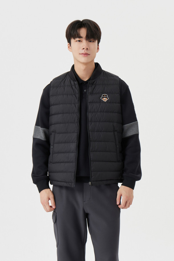 남성용 경량 다운 베스트입니다. 가을, 겨울 시즌에 골프, 일상 등 다양한 TPO에 활용하기 좋은 스포티하고 캐주얼한 스타일의 아이템입니다. 부드러운 촉감의 나일론과 폴리에스테르 혼방 소재로 제작되어 가볍고 따뜻하며, 뛰어난 보온성을 제공합니다. 무지 디자인에 레귤러핏으로 제작되었으며, 집업 방식으로 간편하게 착용할 수 있습니다. 
