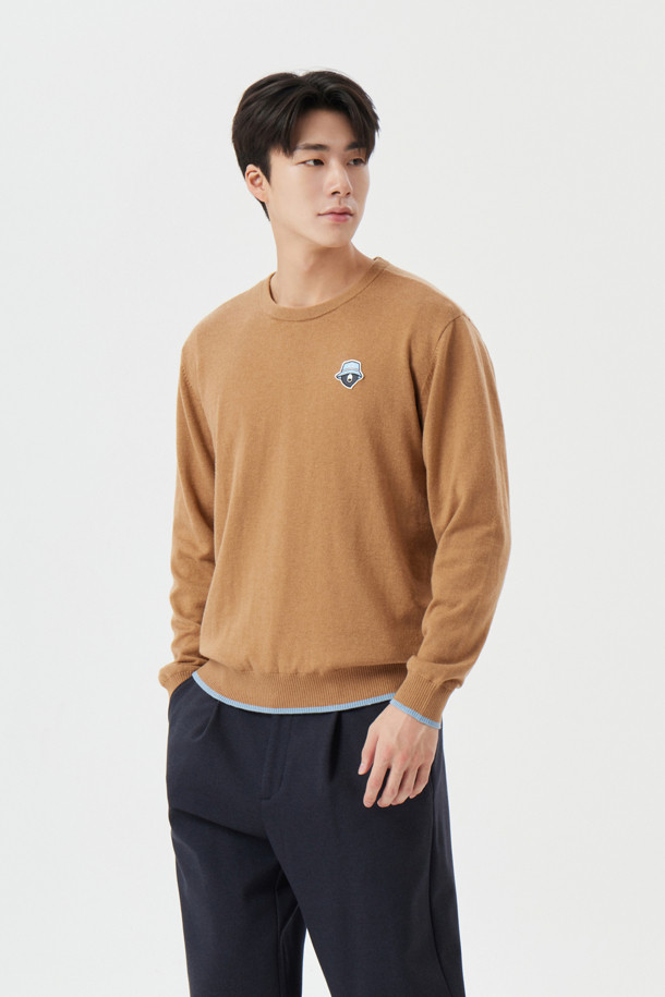 남성 골프 및 일상용 방풍 안감 풀오버 니트입니다. 베이지 및 브라운 컬러의 부드러운 울 소재 니트 풀오버로, 가을과 겨울에 따뜻하게 착용할 수 있습니다. 넉넉한 레귤러핏에 라운드넥 디자인으로 캐주얼하고 스포티한 스타일을 연출합니다. 긴 소매 기장과 두꺼운 두께, 기모 안감으로 보온성을 높였으며, 무지 패턴으로 깔끔함을 더했습니다. 골프웨어뿐만 아니라 데일리룩으로도 활용하기 좋은 실용적인 니트 풀오버입니다.
