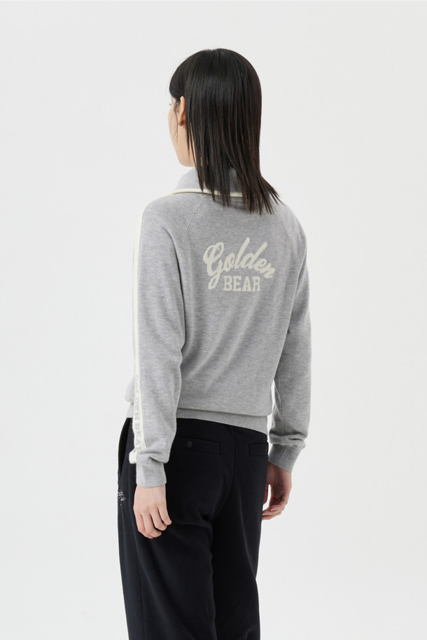 여성용 "(W) 윈드프루프 라이닝 하프 집업 니트"는 가을과 겨울 시즌에 적합한 상의입니다. 부드러운 촉감의 니트 소재와 방풍 안감이 적용되어 보온성과 방풍 기능을 제공합니다. 하프넥 디자인과 레귤러핏으로 제작되었으며, 스포티하면서도 베이직한 스타일을 연출합니다. 무지 패턴의 그레이 컬러로 어떤 골프룩에도 미니멀하고 클래식하게 매치할 수 있습니다. 긴 소매 기장의 두꺼운 두께감으로 편안한 착용감을 선사합니다.
