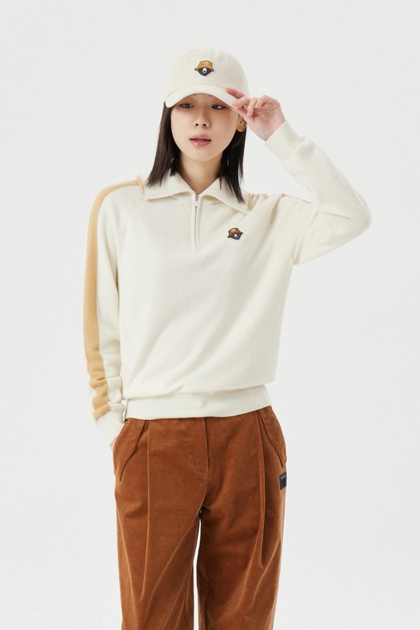 (W) 윈드프루프 라이닝 하프 집업 니트는 여성용 상의로, 가을과 겨울에 따뜻하게 착용할 수 있습니다. 베이지, 화이트 색상으로 출시되었으며, 스포티하고 캐주얼한 스타일을 연출합니다. 하프넥 디자인에 레귤러핏으로 제작되었으며, 두꺼운 두께감과 부드러운 촉감의 기모 안감으로 보온성을 높였습니다. 방풍 기능을 갖춘 폴리에스테르와 니트 혼방 소재로, 골프룩과 출근룩 등 다양한 TPO에 활용 가능합니다.
