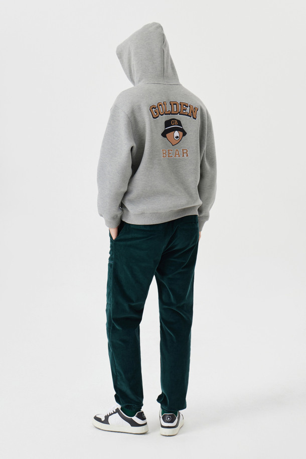 블랙 컬러의 코듀로이 밴딩 조거 팬츠입니다. 가을, 겨울 시즌에 적합하며, 캐주얼, 스포티, 미니멀 스타일을 모두 아우르는 디자인입니다. 두꺼운 두께감의 코듀로이 소재로 제작되어 부드러운 촉감을 선사하며, 릴랙스 핏으로 편안한 착용감을 제공합니다. 밑단 시보리 디테일이 있으며, 골프룩과 일상복 모두 활용 가능합니다. 남성용 조거 팬츠로, 활동적인 날에도 스타일리시함을 놓치지 않도록 디자인되었습니다.
