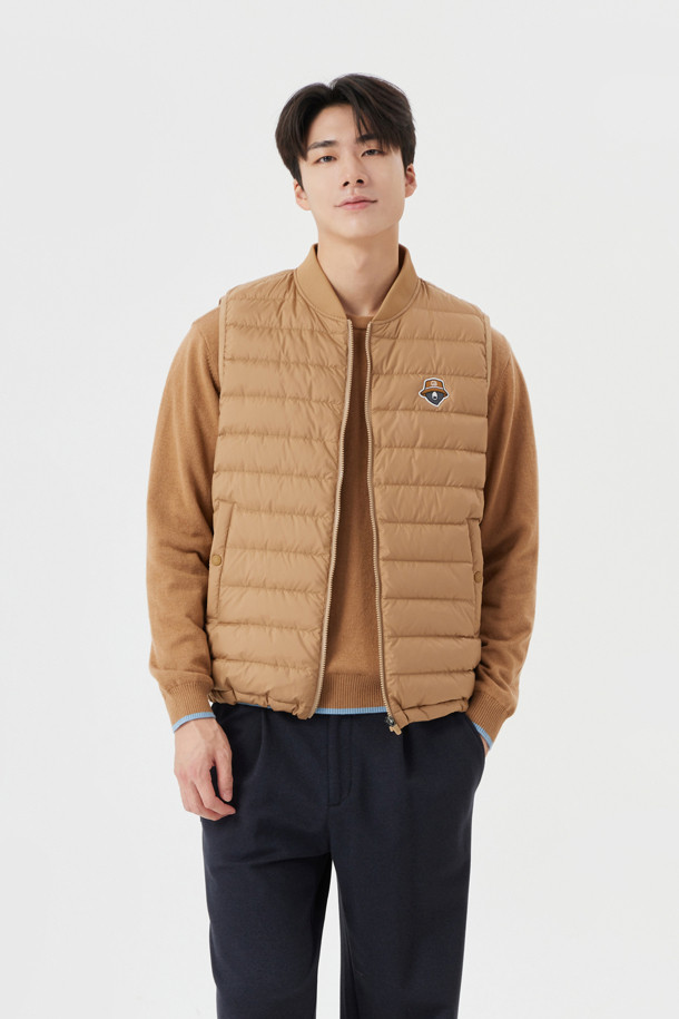 가볍고 따뜻한 남성용 '라이트웨이트 다운 베스트'입니다. 부드러운 촉감의 나일론과 폴리에스테르 혼방 소재로 제작되어 가을, 겨울철 보온성을 책임집니다. 베이지 색상의 무지 디자인으로, 스포티, 캐주얼, 미니멀 등 다양한 스타일 연출이 가능합니다. 골프룩은 물론, 일상에서도 편안하게 착용할 수 있는 활용도 높은 아이템입니다. 집업 스타일, 레귤러 핏, 민소매 디자인으로 활동성을 높였습니다.
