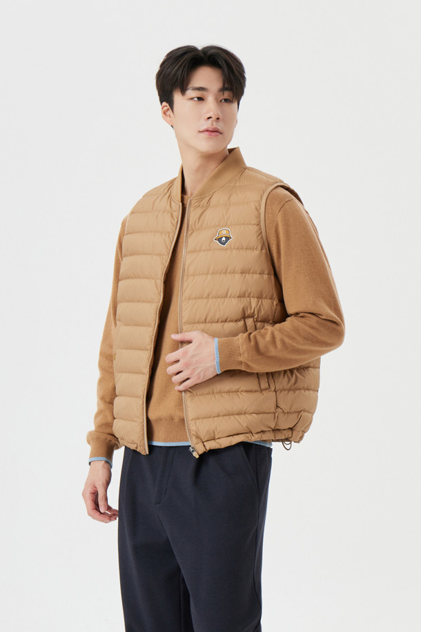가볍고 따뜻한 남성용 '라이트웨이트 다운 베스트'입니다. 부드러운 촉감의 나일론과 폴리에스테르 혼방 소재로 제작되어 가을, 겨울철 보온성을 책임집니다. 베이지 색상의 무지 디자인으로, 스포티, 캐주얼, 미니멀 등 다양한 스타일 연출이 가능합니다. 골프룩은 물론, 일상에서도 편안하게 착용할 수 있는 활용도 높은 아이템입니다. 집업 스타일, 레귤러 핏, 민소매 디자인으로 활동성을 높였습니다.
