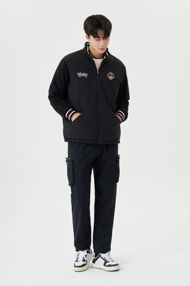 블랙 Back Brushed 조거 팬츠는 가을, 겨울철에 따뜻하고 편안하게 착용할 수 있는 남성용 긴바지입니다. 부드러운 기모 안감과 브러쉬드 가공으로 뛰어난 촉감을 제공하며, 릴랙스핏으로 편안한 착용감을 선사합니다. 조거핏 디자인으로 스포티하고 캐주얼한 스타일을 연출하며, 골프룩이나 캠핑룩 등 다양한 TPO에 활용하기 좋습니다. 무지 디자인에 두꺼운 두께감으로 보온성을 높였으며, 밴딩 처리로 활동성을 더했습니다.
