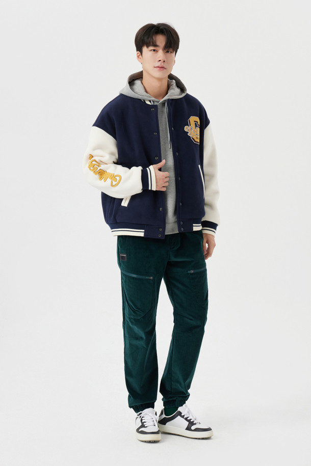 블랙 컬러의 코듀로이 밴딩 조거 팬츠입니다. 가을, 겨울 시즌에 적합하며, 캐주얼, 스포티, 미니멀 스타일을 모두 아우르는 디자인입니다. 두꺼운 두께감의 코듀로이 소재로 제작되어 부드러운 촉감을 선사하며, 릴랙스 핏으로 편안한 착용감을 제공합니다. 밑단 시보리 디테일이 있으며, 골프룩과 일상복 모두 활용 가능합니다. 남성용 조거 팬츠로, 활동적인 날에도 스타일리시함을 놓치지 않도록 디자인되었습니다.
