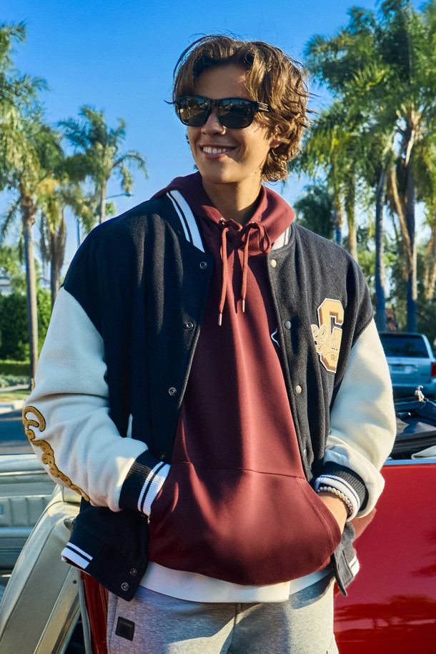 '(U) 프린티드 백 후디'는 남성용 상의로, 가을과 겨울에 따뜻하게 착용할 수 있는 두꺼운 폴리에스테르 소재 후디입니다. 버건디, 화이트, 블랙 세 가지 색상으로 제공되며, 스포티하면서도 캐주얼한 스타일을 연출합니다. 등판에 배색 디자인이 적용되어 포인트를 주며, 골프룩으로 활용하기 좋습니다. 레귤러핏에 긴 소매 기장으로 제작되어 편안한 착용감을 선사합니다.
