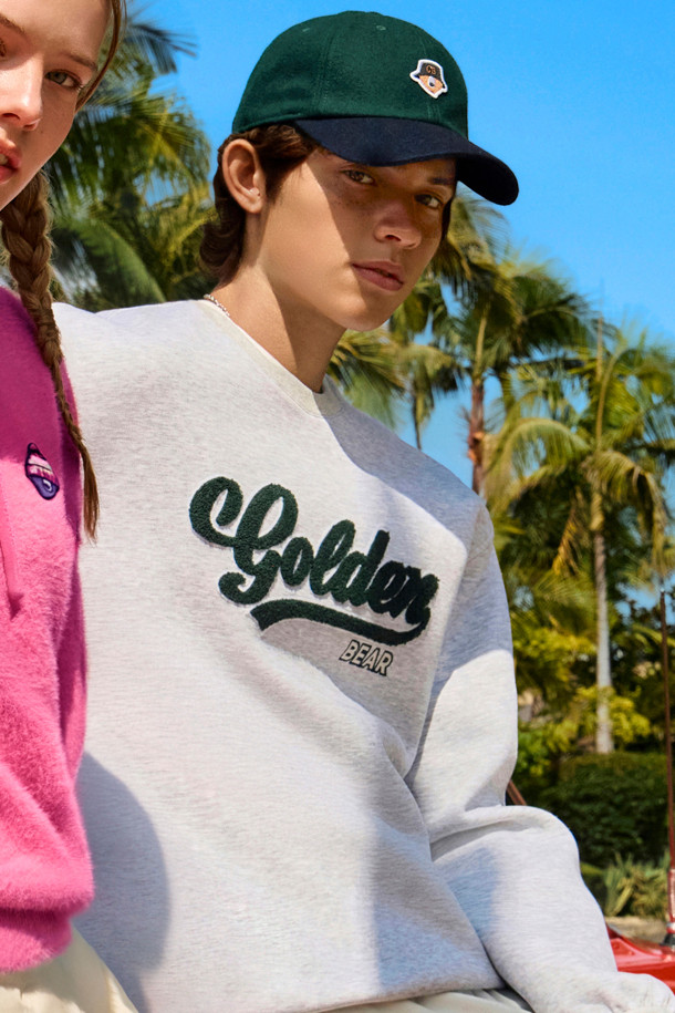 **Graphic EMB 크루넥 풀오버**는 남성용 상의로, 가을과 겨울에 활용하기 좋은 슬림핏, 데일리핏, 오버핏의 크루넥 풀오버입니다. 부드러운 이중직 소재로 제작되었으며, 신축성과 안티필링 기능이 있어 편안하게 착용할 수 있습니다. 디자인은 전면 가슴 중앙 커브드 로고와 좌측 소매 시그니처 디테일, 밑단 스트링 스토퍼, 소매 끝단 립밴드 마감, 넥테이프 적용으로 스포티하면서도 캐주얼한 무드를 연출합니다. 골프룩과 일상에서 모두 활용 가능한 미니멀한 스타일의 긴 소매 풀오버입니다. 그레이 컬러의 라운드넥 디자인이 특징입니다.
