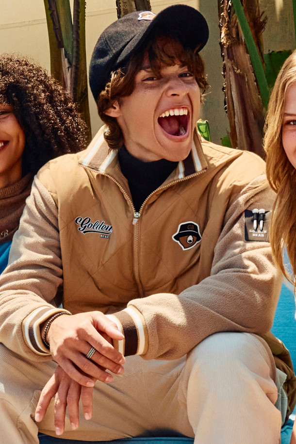 남성용 퀼티드 하이브리드 재킷입니다. 베이지 색상으로, 가을과 겨울에 따뜻하게 입을 수 있습니다. 골프 및 일상용으로 모두 활용 가능하며, 스포티하면서도 캐주얼한 스타일을 연출합니다. 폴리에스테르 소재로 제작되어 부드러운 촉감을 제공하며, 두꺼운 두께감으로 보온성을 높였습니다. 레귤러핏에 긴 소매, 집업 여밈 방식의 퀼팅 코트 타입 하이브리드 디자인입니다.
