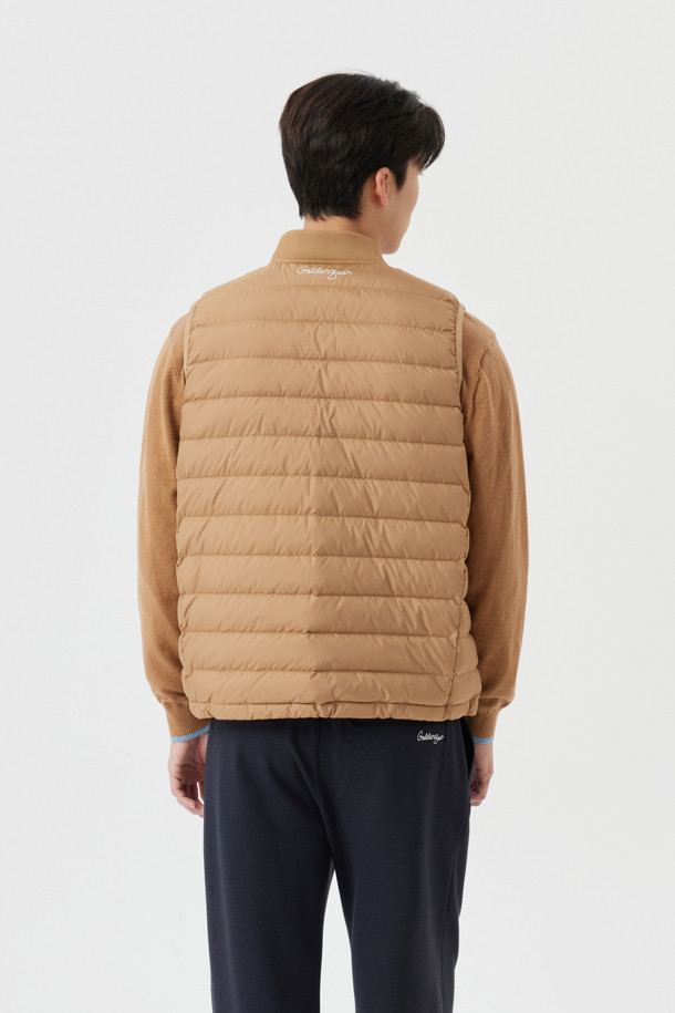 가볍고 따뜻한 남성용 '라이트웨이트 다운 베스트'입니다. 부드러운 촉감의 나일론과 폴리에스테르 혼방 소재로 제작되어 가을, 겨울철 보온성을 책임집니다. 베이지 색상의 무지 디자인으로, 스포티, 캐주얼, 미니멀 등 다양한 스타일 연출이 가능합니다. 골프룩은 물론, 일상에서도 편안하게 착용할 수 있는 활용도 높은 아이템입니다. 집업 스타일, 레귤러 핏, 민소매 디자인으로 활동성을 높였습니다.
