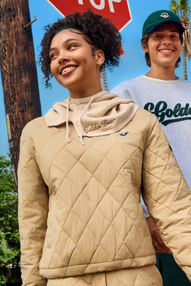 (W) 퀼티드 브이넥 스웨트는 여성 골프 및 일상룩을 위한 따뜻하고 스타일리시한 상의입니다. 부드러운 폴리에스테르 소재에 퀄팅 패턴과 패딩 안감으로 보온성과 방풍 기능을 갖췄습니다. 슬림핏 디자인에 브이넥 라인으로 세련된 느낌을 더하고, 베이지와 블랙 두 가지 색상으로 출시되었습니다. 스트링 밑단, 립밴드 소매단, 사이드 스냅 버튼 포켓, 버릿베어 자수 와펜, 오각 티꽂이 와펜 등의 디테일이 돋보입니다. 가을, 겨울 시즌 스포티하고 캐주얼한 스타일을 연출하기 좋습니다.
