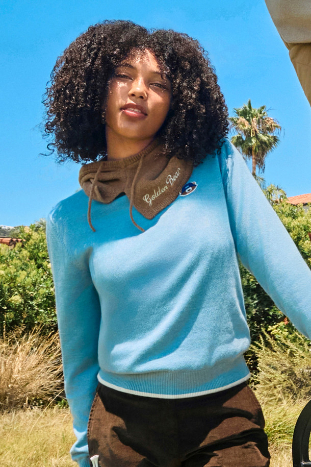 (W) 윈드프루프 라이닝 풀오버 니트는 여성 골프 및 일상 용도로 디자인된 따뜻하고 세련된 상의입니다. 아이보리, 베이지, 블루 3가지 색상으로 출시되었으며, 가을, 겨울 시즌에 적합합니다. 울 소재의 부드러운 터치감과 두꺼운 두께감으로 보온성을 높였으며, 방풍 안감 처리가 되어 있습니다. 등판 자카드 아트웨어, 배색 포인트 디자인, 넥/소매/밑단의 립 조직, 소매 밑단 배색 컬러 포인트, 전면 좌측 가슴 시그니처 자수 등 섬세한 디테일이 돋보입니다. 슬림핏, 데일리핏, 오버핏으로 다양한 스타일 연출이 가능하며, 라운드넥과 긴소매 디자인으로 포근함을 더했습니다.
