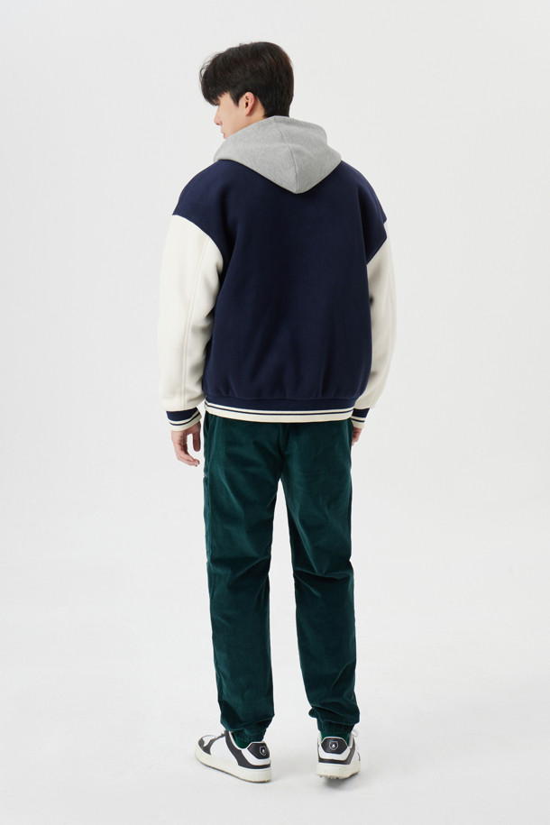 블랙 컬러의 코듀로이 밴딩 조거 팬츠입니다. 가을, 겨울 시즌에 적합하며, 캐주얼, 스포티, 미니멀 스타일을 모두 아우르는 디자인입니다. 두꺼운 두께감의 코듀로이 소재로 제작되어 부드러운 촉감을 선사하며, 릴랙스 핏으로 편안한 착용감을 제공합니다. 밑단 시보리 디테일이 있으며, 골프룩과 일상복 모두 활용 가능합니다. 남성용 조거 팬츠로, 활동적인 날에도 스타일리시함을 놓치지 않도록 디자인되었습니다.
