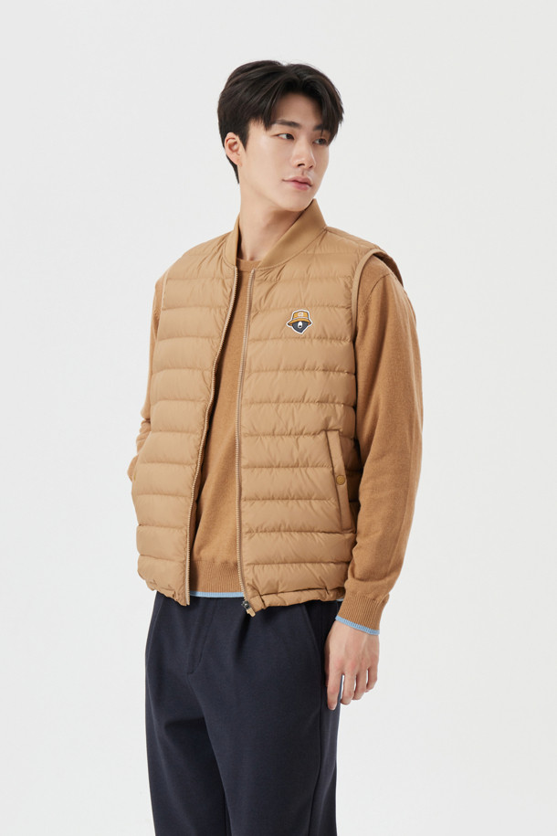 가볍고 따뜻한 남성용 '라이트웨이트 다운 베스트'입니다. 부드러운 촉감의 나일론과 폴리에스테르 혼방 소재로 제작되어 가을, 겨울철 보온성을 책임집니다. 베이지 색상의 무지 디자인으로, 스포티, 캐주얼, 미니멀 등 다양한 스타일 연출이 가능합니다. 골프룩은 물론, 일상에서도 편안하게 착용할 수 있는 활용도 높은 아이템입니다. 집업 스타일, 레귤러 핏, 민소매 디자인으로 활동성을 높였습니다.
