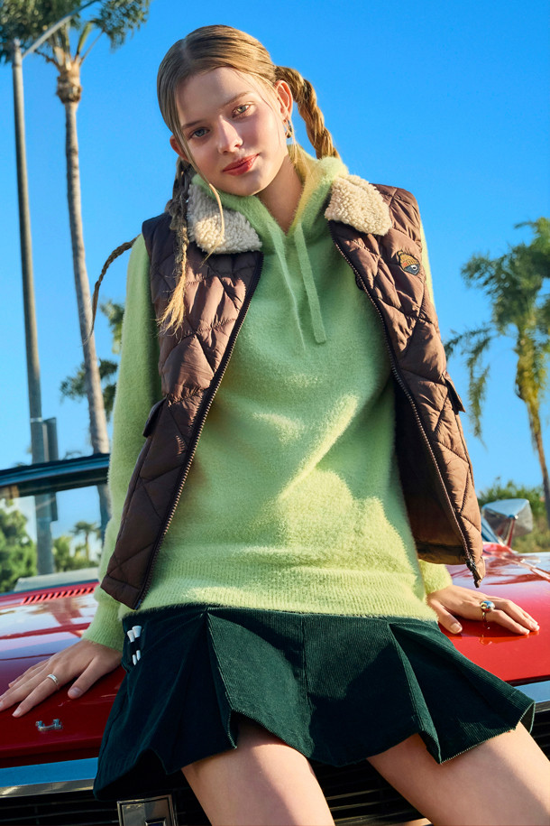 (W) 코듀로이 플리츠 스커트는 여성용으로, 가을과 겨울에 어울리는 아이보리 및 그린 컬러의 플리츠 스커트입니다. 부드러운 코듀로이 소재와 두꺼운 두께감으로 따뜻함을 제공하며, 클래식하고 베이직한 스타일을 연출합니다. 속바지 일체형으로 활동성을 높였으며, 사선 포켓 라인과 플랩 디테일, 골드베어 시그니처 장식, 삼각링 부착으로 디자인 포인트를 더했습니다. 골프룩, 가을 나들이룩, 겨울 데일리룩 등 다양한 TPO에 맞춰 클래식, 미니멀, 캐주얼 스타일을 완성할 수 있습니다. 슬림핏, 데일리핏, 오버핏으로 다양한 핏을 연출해보세요.
