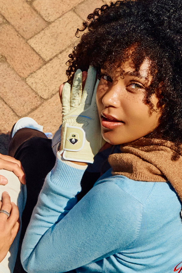 (WOMEN) 컬러 글러브는 여성 골프룩을 위한 클래식하고 미니멀한 디자인의 양가죽 장갑입니다. 베이지, 블루, 핑크, 화이트 4가지 색상으로 제공되며, 손등 상단에는 벨크로를 적용하여 착용감을 높였습니다. 손가락 마디에는 통기성 홀을, 관절 부위에는 밴드를 추가하여 활동성을 더했습니다. 제품 하단과 벨크로 부분에는 톤온톤 파이핑 처리를 하여 세련된 디자인을 완성했습니다.
