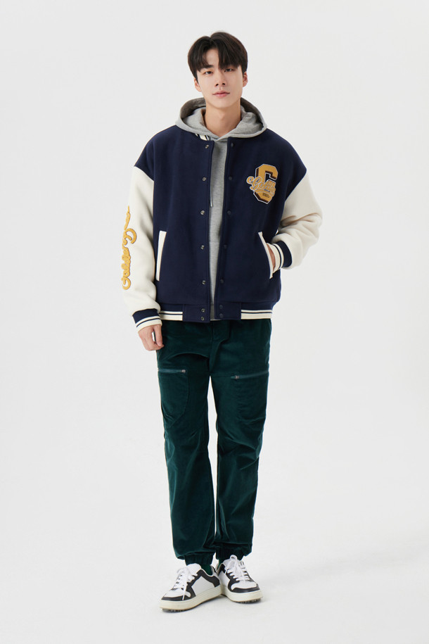 블랙 컬러의 코듀로이 밴딩 조거 팬츠입니다. 가을, 겨울 시즌에 적합하며, 캐주얼, 스포티, 미니멀 스타일을 모두 아우르는 디자인입니다. 두꺼운 두께감의 코듀로이 소재로 제작되어 부드러운 촉감을 선사하며, 릴랙스 핏으로 편안한 착용감을 제공합니다. 밑단 시보리 디테일이 있으며, 골프룩과 일상복 모두 활용 가능합니다. 남성용 조거 팬츠로, 활동적인 날에도 스타일리시함을 놓치지 않도록 디자인되었습니다.
