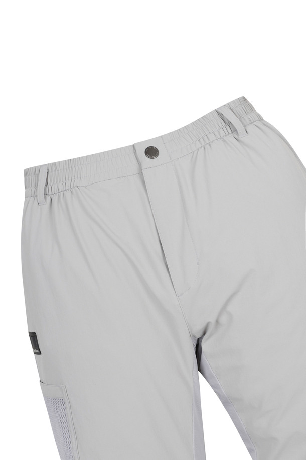 메쉬 카고 조거 팬츠는 통기성이 우수한 메쉬 소재로 제작되어, 봄, 여름, 가을, 겨울 사계절 모두 활용 가능한 남성용 조거 팬츠입니다. 스포티하고 캐주얼한 스타일을 연출하며, 미니멀한 디자인으로 어떤 상의에도 쉽게 매치할 수 있습니다. 그레이와 블랙 두 가지 색상으로 출시되었으며, 슬림핏, 스트레이트핏, 테이퍼드핏, 와이드핏 등 다양한 핏을 선택할 수 있습니다. 밴딩 처리된 허리와 무릎 다트, 입체 패턴으로 편안한 착용감을 제공하며, 리플렉티브 스티치와 메쉬 카고 포켓, 우측 사선 포켓 등의 디테일이 돋보입니다. 골프룩으로도 손색없는 실용적인 아이템입니다.
