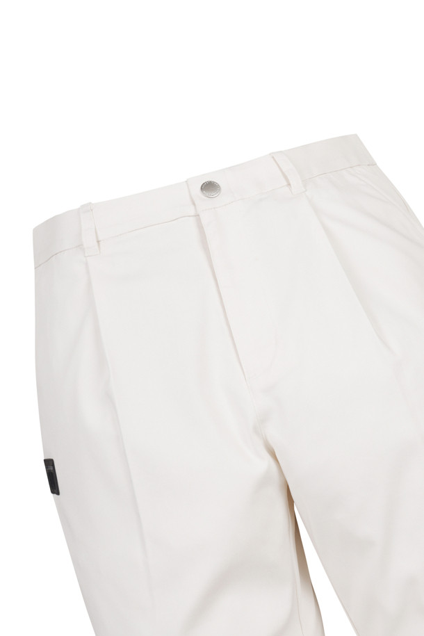 "턱 테이퍼드 팬츠"는 남성용 골프 팬츠로, 봄, 여름, 가을, 겨울 모든 계절에 착용 가능합니다. 클래식하면서도 미니멀한 스타일을 추구하며, 블루와 아이보리 두 가지 색상으로 출시되었습니다. 1:7 비율 허리밴드, 싱글 플리츠, 메탈 후크 잠금장치, 2cm 밑단, 사이드 대각선 포켓, 백 요크, 싱글 웰트 포켓, 지갑 포켓, 로고 자수, D링 장식 등 다양한 디테일이 특징입니다. 슬림핏과 스트레이트 핏으로 연출 가능하며, 뻣뻣한 촉감의 면 소재로 제작되었습니다. 골프룩, 비즈니스 캐주얼, 출근룩 등 다양한 TPO에 활용할 수 있습니다.
