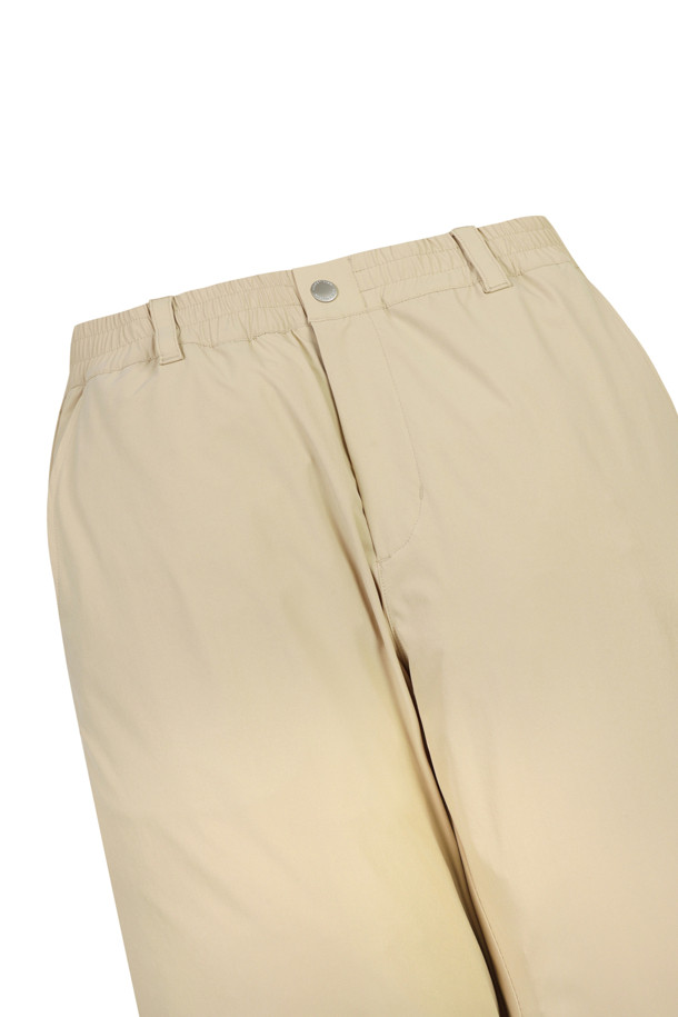 패턴 프린팅 팬츠는 남성용 카고 바지로, 봄, 가을, 겨울 계절에 착용하기 좋습니다. 베이지 컬러의 경량 스트레치 소재로 제작되어 스포티한 스타일을 연출합니다. 전체 밴딩 허리밴드와 밑단 스트링, 스토퍼로 편안한 착용감을 제공하며, 슬림핏, 스트레이트핏, 테이퍼드핏, 와이드핏 등 다양한 핏으로 선보입니다. 커브드 라인 로고 프린트가 돋보이며, 우측 플랩커버 아웃포켓과 전면 사선 싱글월 포켓 디테일로 실용성을 더했습니다. 골프룩, 여행룩, 캐주얼, 미니멀 스타일을 즐기는 분들에게 적합합니다.
