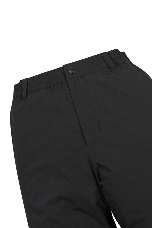 패턴 프린팅 팬츠는 남성용 카고 팬츠입니다. 베이지 컬러의 경량 스트레치 소재로 제작되었으며, 봄, 가을, 겨울 계절에 착용하기 좋습니다. 전체 밴딩 허리, 우측 플랩커버 아웃포켓, 전면 사선 싱글월트 포켓, 커브드 라인 로고 프린팅, 밑단 스트링 & 스토퍼 디테일이 특징입니다. 슬림핏, 스트레이트핏, 테이퍼드핏, 와이드핏으로 다양한 핏을 선택할 수 있으며, 골프룩, 가을 나들이룩, 스포티, 캐주얼, 미니멀 스타일을 연출하기 좋습니다.
