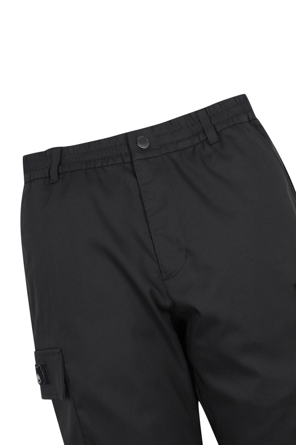 슬란트 카고 포켓 스트레이트 팬츠는 남성용 카고 팬츠로, 캐주얼, 스포티, 미니멀한 스타일을 연출하기에 적합합니다. 봄, 여름, 가을, 겨울 모든 계절에 착용 가능하며, 골프룩이나 여행룩에 매치하기 좋습니다. 블랙과 베이지 두 가지 색상으로 출시되었으며, 전체 밴딩으로 편안한 착용감을 제공합니다. 대각선 카고 포켓과 사이드 플랩 포켓, 벨크로 잠금 디테일이 특징이며, 우측 뒷 벨트 루프에는 D링이 있어 실용성을 더했습니다. 뻣뻣한 촉감의 슬림핏, 또는 스트레이트 핏으로 출시되었습니다.
