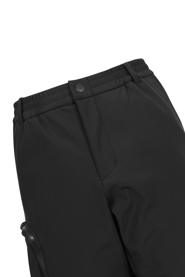 블랙 Back Brushed 조거 팬츠는 가을, 겨울철에 따뜻하고 편안하게 착용할 수 있는 남성용 긴바지입니다. 부드러운 기모 안감과 브러쉬드 가공으로 뛰어난 촉감을 제공하며, 릴랙스핏으로 편안한 착용감을 선사합니다. 조거핏 디자인으로 스포티하고 캐주얼한 스타일을 연출하며, 골프룩이나 캠핑룩 등 다양한 TPO에 활용하기 좋습니다. 무지 디자인에 두꺼운 두께감으로 보온성을 높였으며, 밴딩 처리로 활동성을 더했습니다.
