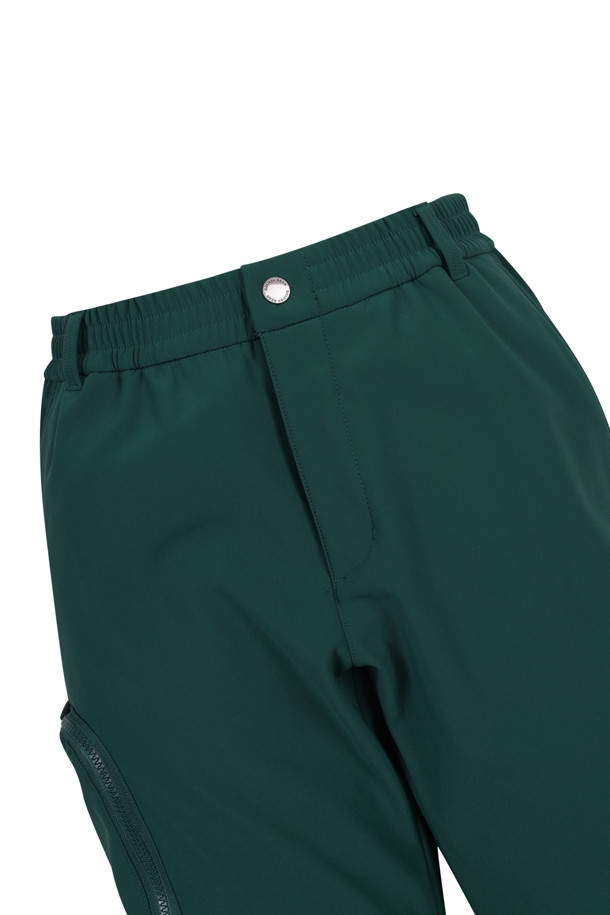 부드러운 촉감과 따뜻함을 선사하는 백 브러쉬드 조거 팬츠입니다. 남성용으로, 그린 컬러의 무지 디자인이 특징이며, 가을/겨울 시즌에 적합합니다. 릴랙스 핏과 조거핏으로 편안한 착용감을 제공하며, 두꺼운 기모 안감과 브러쉬드 가공으로 보온성을 높였습니다. 골프, 일상, 캠핑 등 다양한 TPO에 스포티, 캐주얼, 미니멀 스타일로 활용하기 좋습니다. 밴딩 처리된 허리 부분은 활동성을 더합니다.
