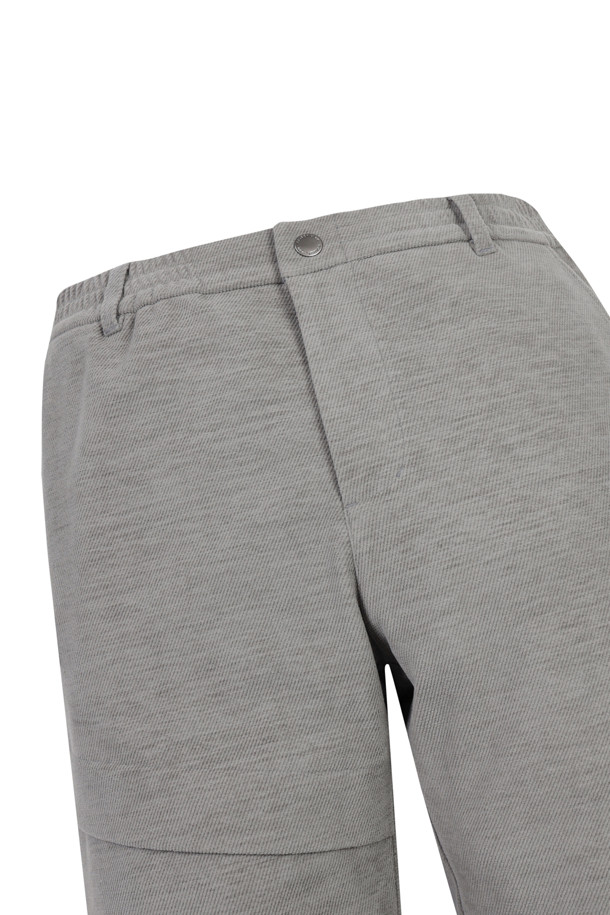 **코듀로이 스트링 조거 팬츠**는 부드러운 촉감의 코듀로이 소재로 제작되어 가을, 겨울철 따뜻하게 착용하기 좋습니다. 릴랙스핏으로 편안한 착용감을 제공하며, 스트링 디테일로 스타일리시함을 더했습니다. 무지 디자인에 그레이 컬러로 어떤 상의와도 매치하기 용이하여 캐주얼, 스포티, 클래식 등 다양한 스타일을 연출할 수 있습니다. 골프, 캠핑 등 아웃도어 활동은 물론, 일상에서도 활용 가능한 실용적인 조거 팬츠입니다. 밴딩 처리된 허리 부분은 활동성을 높여줍니다.
