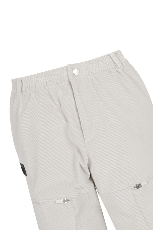 코듀로이 밴딩 조거 팬츠는 부드러운 촉감의 코듀로이 소재로 제작되어 봄, 가을, 겨울 시즌에 착용하기 좋습니다. 슬림, 스트레이트, 테이퍼드, 와이드 핏으로 다양한 스타일을 연출할 수 있으며, 3D 패턴 적용으로 편안한 착용감을 선사합니다. 아이보리, 브라운, 그린 세 가지 색상으로 출시되었으며, 골프룩, 가을 나들이룩, 캐주얼, 스포티, 미니멀 스타일링에 활용하기 좋습니다. 밴딩 처리와 조거 스타일 햄라인으로 활동성을 높였으며, 좌우 지퍼 포켓, 대각선 사이드 포켓, 펜홀더 포켓, 백 웰트 포켓, 스냅 클로저, 5개의 벨트 루프 등의 디테일이 돋보입니다.
