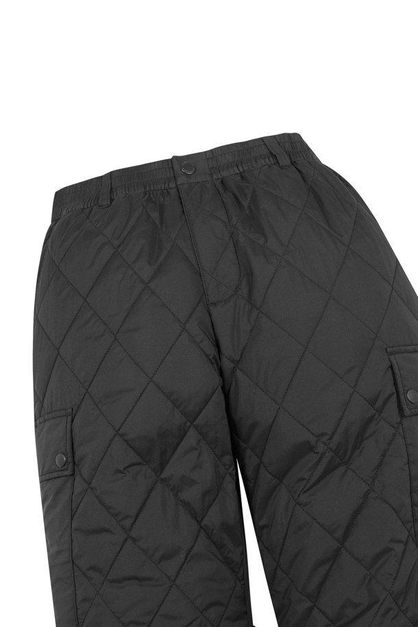 블랙 컬러의 퀄팅 조거 팬츠입니다. 남성용으로, 가을과 겨울에 따뜻하게 착용할 수 있습니다. 스포티하면서도 캐주얼한 스타일로 골프, 일상 등 다양한 TPO에 활용 가능합니다. 릴랙스 핏과 부드러운 촉감, 두꺼운 두께로 편안한 착용감을 선사하며, 밴딩 처리로 활동성을 높였습니다. 퀄팅 디테일과 조거 스타일이 돋보이는 보온성이 뛰어난 긴바지입니다.
