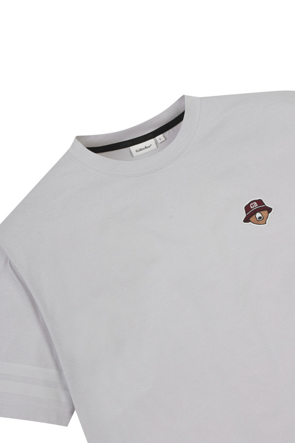 **(UNI) 컨트라스트 라인 프린트 크루넥 티셔츠**

남성용으로 디자인된 이 크루넥 티셔츠는 골프 및 일상용으로 모두 적합합니다. 블루, 그린, 그레이, 다크 그레이 등 4가지 색상으로 제공되며, 얇은 두께와 부드러운 촉감으로 편안한 착용감을 선사합니다. 소로나 소재를 사용하여 흡습 및 냉감 기능을 갖췄으며, 슬림핏, 레귤러핏, 오버핏, 세미오버핏의 4가지 핏으로 출시되었습니다. 우측 소매에 포인트 컬러 대비 프린트와 25S/S 시즌부터 적용된 새로운 자수 로고가 특징이며, 골프 티 홀더 패치가 있어 스포티한 스타일을 연출합니다.
