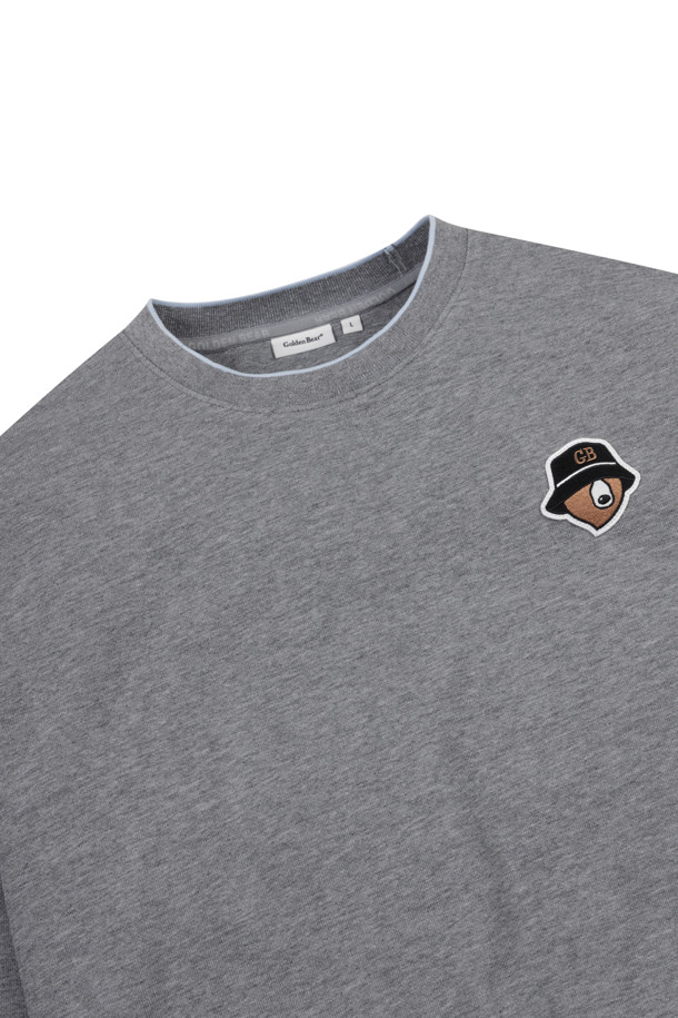 (U) Biggest Logo 와펜 크루넥 스웨트셔츠는 부드러운 플리스와 면 혼방 소재로 제작되어 편안한 착용감을 선사합니다. 베이지, 그레이, 그린 세 가지 색상으로 출시되었으며, 라운드넥에 긴 소매 기장으로 디자인되었습니다. 전면 좌측 가슴에는 곰 와펜, 후면 넥밴드 하단에는 브랜드 로고 자수 디테일로 포인트를 더했습니다. 슬림핏으로 제작되어 캐주얼, 스포티, 미니멀 스타일 연출에 용이하며, 봄, 가을 시즌 데일리룩 또는 동네 마실룩, 산책룩으로 활용하기 좋습니다. 신축성이 있어 활동성이 뛰어나며, 1X1 립밴드와 어깨 라인 모빌론 테이프 처리로 내구성을 높였습니다.
