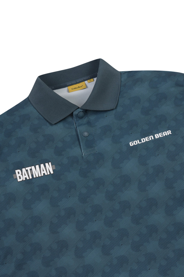 (M)(GOLDEN BEAR X BATMAN) 배트맨 패턴 반팔 피케 폴로 티셔츠는 골든베어 레터 로고와 배트맨 콜라보레이션 로고가 돋보이는 남성용 폴로 티셔츠입니다. 시원한 화이트와 터콰이즈 두 가지 색상으로 출시되었으며, 봄, 여름, 가을, 겨울 사계절 모두 착용 가능합니다. 얇은 두께감과 립 니트 칼라, 스냅 버튼, 사이드 슬릿 디자인으로 편안한 착용감을 제공합니다. 슬림핏, 레귤러핏, 오버핏 등 다양한 핏으로 출시되어 폭넓은 스타일 연출이 가능하며, 골프 및 캐주얼 스타일을 즐겨 입는 남성에게 제격입니다. 스포티하고 캐주얼한 무드를 동시에 연출할 수 있습니다.
