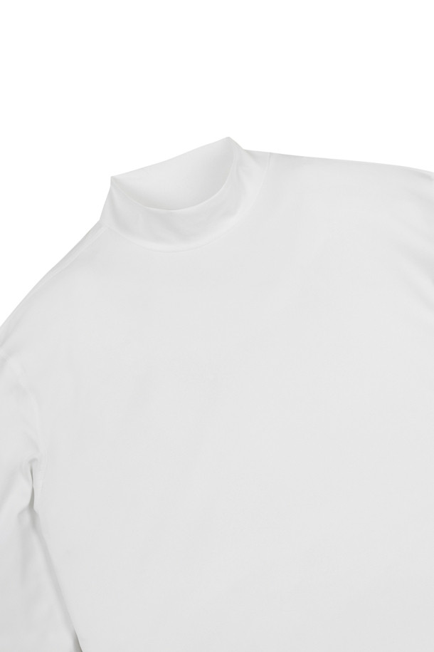 미드웨이트 베이스레이어 (Midweight Baselayer)는 남성용으로, 봄, 가을, 겨울 간절기에 활용하기 좋은 모크넥 스타일의 슬림핏 긴소매 상의입니다. 아이보리 컬러에 로고 패턴이 적용되어 미니멀하고 클래식한 무드를 연출합니다. 신축성이 뛰어나며, 소매단 삼봉 스티치 봉제로 마감해 내구성을 높였습니다. 골프룩뿐만 아니라 일상에서도 베스트, 하프집업 등과 함께 레이어드하여 스타일리시하게 연출할 수 있으며, 비침 걱정 없이 편안하게 착용할 수 있습니다. 보통 두께감으로 제작되어 다양한 스타일링에 활용하기 좋습니다.
