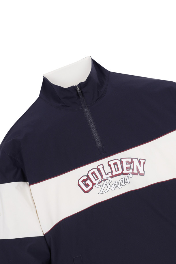 컨트라스트 체스트 보더 우븐 아노락(Contrast Chest Border Woven Anorak)은 남성용 아우터 아노락입니다. 아이보리, 민트, 네이비 세 가지 색상으로 출시되었으며, 봄, 가을, 겨울 계절에 골프 및 일상용으로 착용하기 좋습니다. 가슴 중앙에서 소매로 이어지는 보더 라인과 세미오토락 지퍼풀러가 돋보이며, 넥밴드 이면의 포인트 컬러, 오른쪽 소매의 베어 자수 와펜으로 포인트를 더했습니다. 슬림핏과 오버핏 두 가지 핏으로 출시되었으며, 나일론 소재에 두꺼운 두께감, 메쉬 안감, 긴 소매 기장으로 제작되었습니다. 가슴 하단의 사선 싱글월트 포켓, 소매단 밴드, 밑단 스트링 & 스토퍼, 후면 하단 장갑 벨크로 등 다양한 디테일이 특징입니다.
