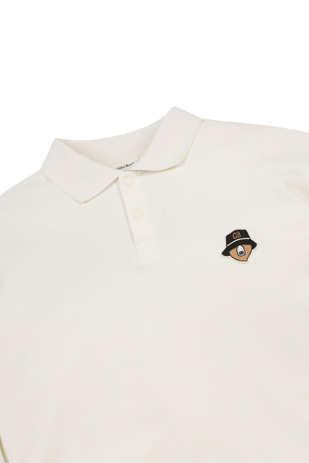 에센셜 니트 카라 티셔츠는 남성을 위한 베이직 스타일의 골프웨어입니다. 아이보리 컬러의 무지 피케 소재로 제작되었으며, 봄, 여름, 가을, 겨울 사계절 모두 착용 가능합니다. 슬림핏, 데일리핏, 오버핏 세 가지 핏으로 출시되어, 취향에 맞는 스타일을 연출할 수 있습니다. 니트 카라 디자인과 왼쪽 가슴 베어 자수, 소매단의 립밴드 디테일이 특징이며, 신축성이 있어 편안한 착용감을 제공합니다. 골프룩, 클래식, 미니멀, 캐주얼 스타일을 선호하는 분들께 추천합니다.
