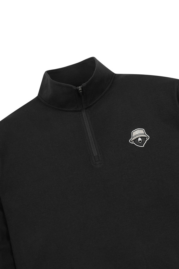 마이크로 플리스 집업 풀오버는 부드러운 촉감의 기모 플리스 소재로 제작되어 가을, 겨울 시즌 보온성을 제공합니다. 하프 집업 네크라인과 긴 소매, 데일리/오버핏으로 편안한 착용감을 선사하며, 스포티 및 캐주얼 스타일을 연출하기 좋습니다. 아이보리, 그레이, 그린, 블랙 등 다양한 컬러로 출시되었으며, 골프 및 일상에서 활용하기 좋습니다. 좌측 가슴의 베어 자수와 후면 넥밴드 하단의 커브드 로고 자수가 디자인 포인트입니다. 소매단과 밑단 삼봉 스티치 마감으로 견고함을 더했습니다.
