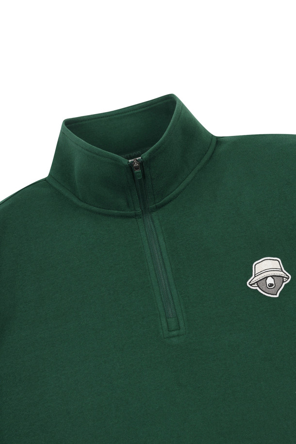 마이크로 플리스 집업 풀오버는 남성 골프룩을 위한 스포티한 스타일의 집업 티셔츠입니다. 아이보리, 그레이, 그린, 블랙 4가지 색상으로 출시되었으며, 가을/겨울 시즌에 적합합니다. 부드러운 촉감의 플리스와 기모 소재를 사용하여 보온성을 높였으며, 하프넥 디자인에 좌측 가슴 베어 자수와 후면 넥밴드 커브드 로고 자수로 포인트를 더했습니다. 슬림핏, 데일리핏, 오버핏 3가지 핏으로 만나볼 수 있으며, 소매단과 밑단 삼봉 스티치로 마감했습니다.
