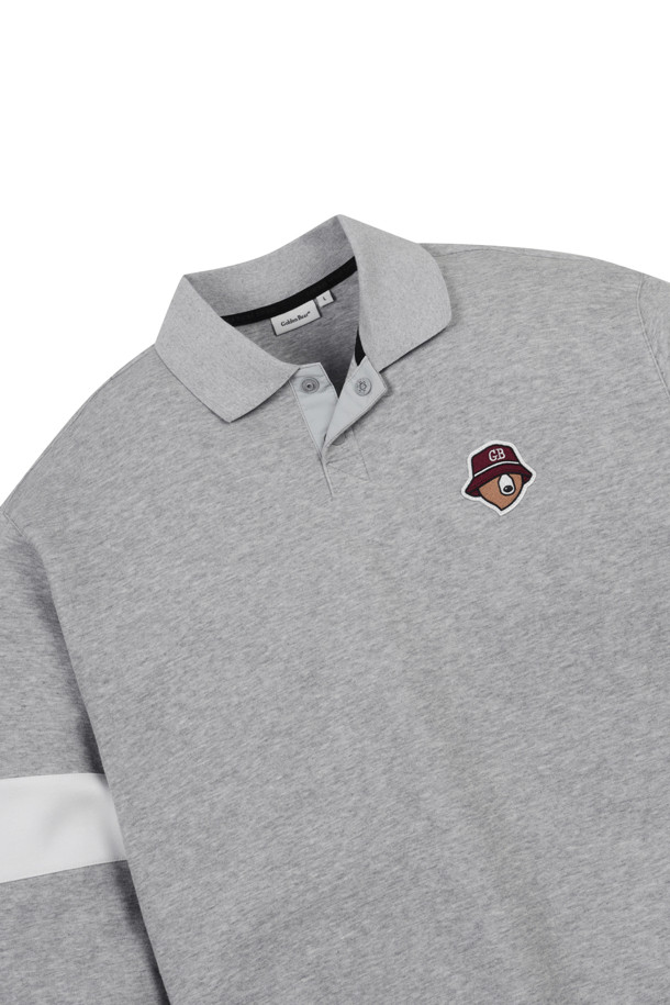 Border Line 슬리브스 칼라 스웨트셔츠는 플리스 소재로 제작되어 부드러운 촉감을 선사합니다. 남성용 스웨트셔츠로, 그레이와 블랙 두 가지 색상으로 출시되었습니다. 스포티, 캐주얼 스타일을 모두 소화하며, 골프룩과 여행룩에 적합합니다. 긴소매와 레귤러 기장으로, 세미 오버핏의 편안한 착용감을 제공합니다. 소매 배색, 넥테이프, 센터 플라켓, 가슴 곰자수, 시그니처 태그 등 디자인 디테일이 돋보입니다.
