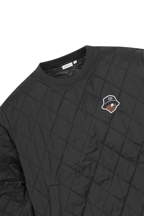 퀼티드 크루넥 풀오버는 남성용 상의로, 가을과 겨울에 따뜻하게 착용할 수 있는 두꺼운 두께의 긴소매 제품입니다. 라운드넥 디자인에 레귤러핏으로 제작되었으며, 스포티하고 캐주얼한 스타일을 연출합니다. 퀄팅 패턴과 부드러운 촉감의 폴리에스터 소재, 패딩 안감으로 보온성을 높였습니다. 골프룩은 물론 일상에서도 편안하게 활용 가능한 아이템입니다.
