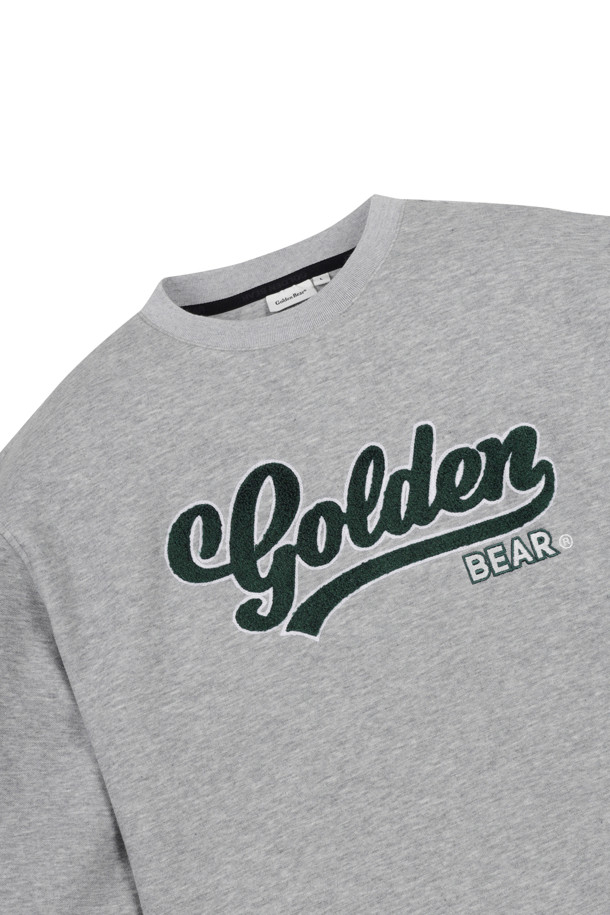 **Graphic EMB 크루넥 풀오버**는 남성용 상의로, 가을과 겨울에 활용하기 좋은 슬림핏, 데일리핏, 오버핏의 크루넥 풀오버입니다. 부드러운 이중직 소재로 제작되었으며, 신축성과 안티필링 기능이 있어 편안하게 착용할 수 있습니다. 디자인은 전면 가슴 중앙 커브드 로고와 좌측 소매 시그니처 디테일, 밑단 스트링 스토퍼, 소매 끝단 립밴드 마감, 넥테이프 적용으로 스포티하면서도 캐주얼한 무드를 연출합니다. 골프룩과 일상에서 모두 활용 가능한 미니멀한 스타일의 긴 소매 풀오버입니다. 그레이 컬러의 라운드넥 디자인이 특징입니다.
