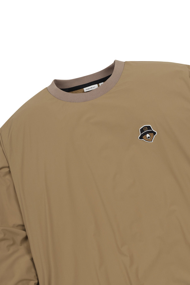 남성용 플리스 라이닝 크루넥 풀오버입니다. 베이지 색상으로, 골프 및 일상 착용에 적합하며 겨울철 보온성을 제공합니다. 우븐 소재 겉감과 부드러운 플리스 안감으로 편안한 착용감을 선사합니다. 슬림핏, 레귤러핏, 오버핏으로 다양한 스타일 연출이 가능하며, 왼쪽 가슴 자수, 왼쪽 소매 펜타곤 패치, 뒷면 로고 실리콘 프린트, 밑단 및 소매 끝단 배색 디테일이 특징입니다. 라운드넥, 긴소매 디자인으로 캐주얼, 스포티, 미니멀한 스타일을 즐길 수 있습니다.
