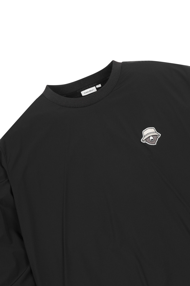 블랙 컬러의 플리스 안감 크루넥 우븐 풀오버입니다. 부드러운 촉감의 플리스 소재와 두꺼운 두께로 가을, 겨울철 따뜻하게 착용 가능합니다. 라운드넥 디자인에 레귤러핏으로 제작되었으며, 스포티하고 베이직한 스타일을 연출합니다. 골프 및 일상복으로 활용 가능하며, 스트라이프 디테일이 특징입니다. 남성 골프룩에 적합한 아이템입니다.
